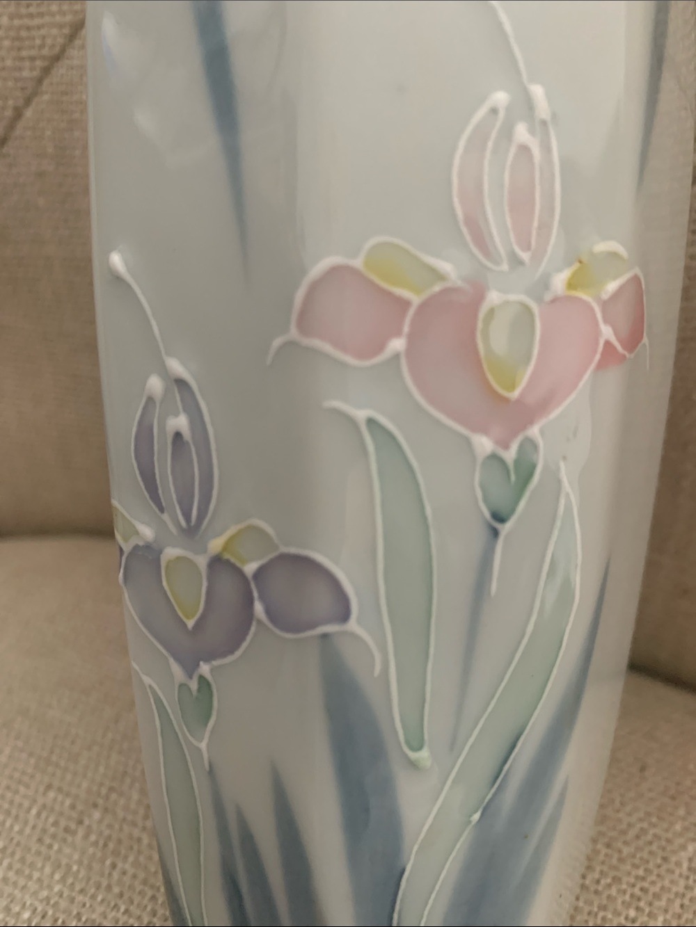 Otagiri White Porcelain Vase with Pastel Iris Motif- vintage Japan - Picture 4 of 4